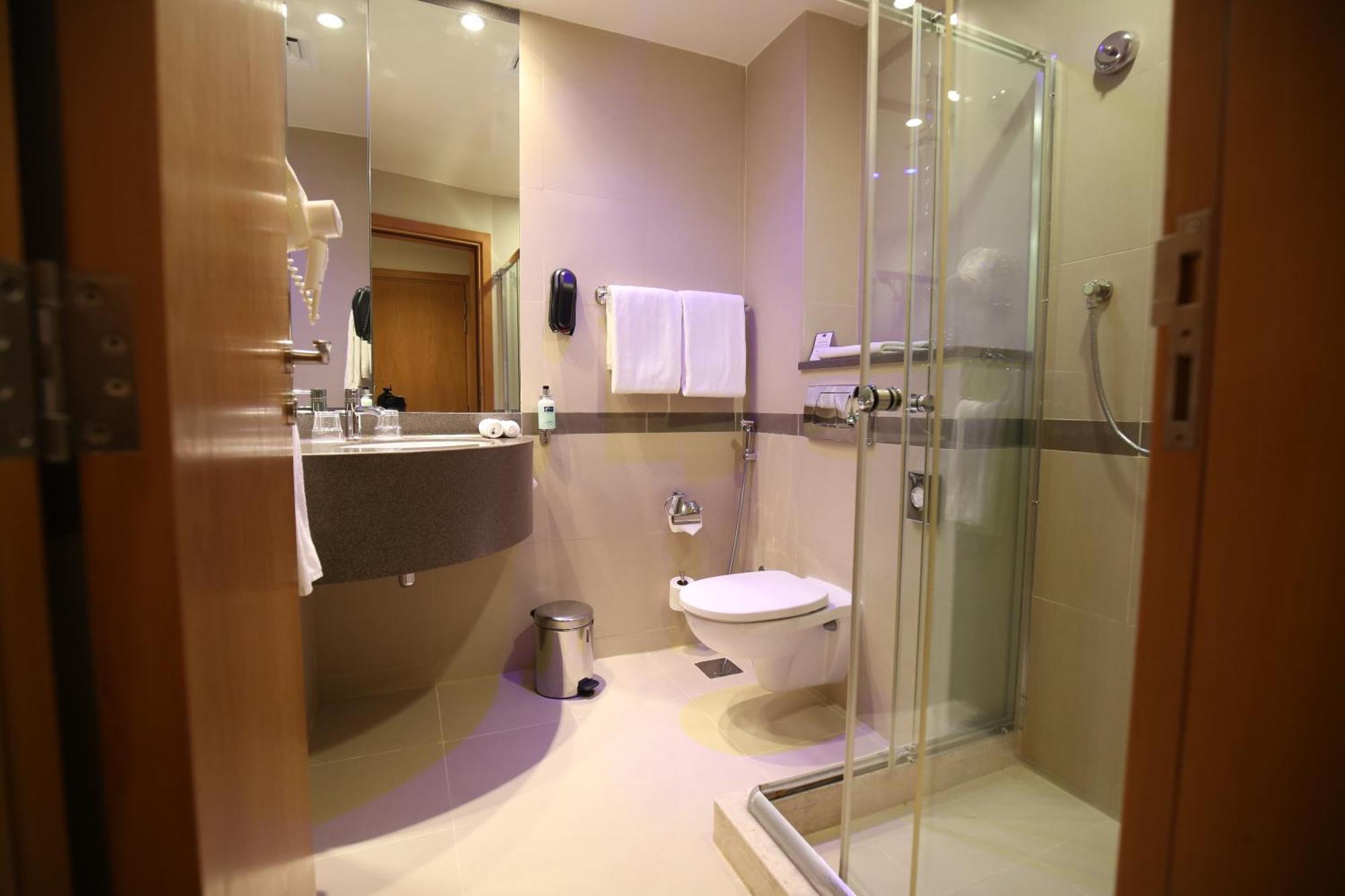 Express Airport By Ihg Hotel 3*